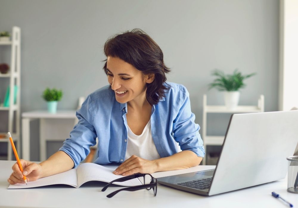 Imagen chica estudiando